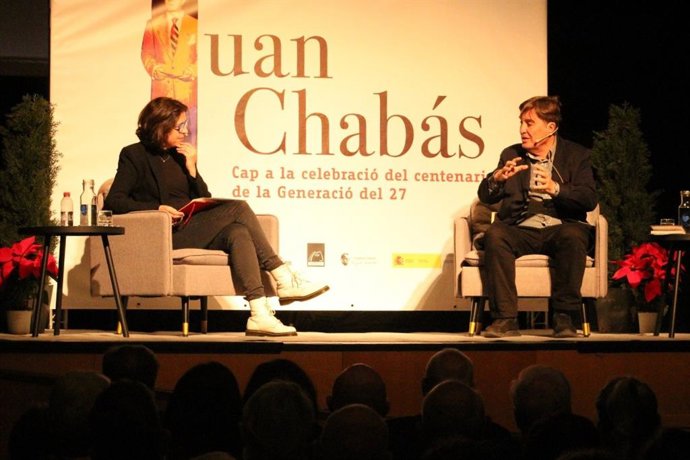 El director del Instituto Cervantes, Luis García Montero (d), y la autora Àngels Gregori (i) dialogan sobre el papel del poeta alicantino Juan Chabás en Dénia (Alicante)