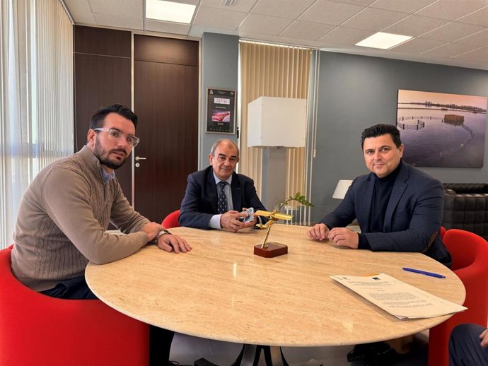 San Javier apuesta por el emprendimiento colectivo con la firma de un convenio estratégico con UCOMUR