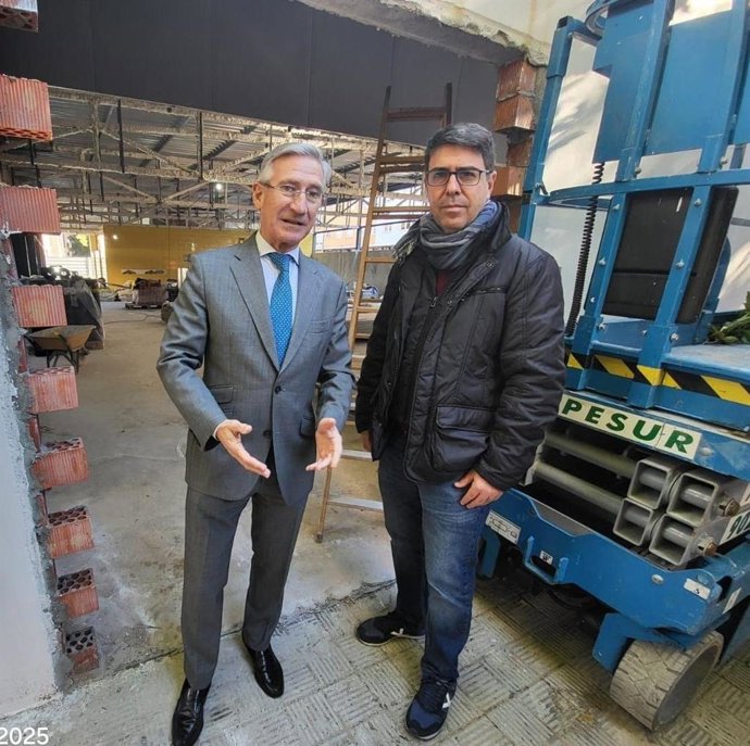 El delegado territorial de Desarrollo Educativo y Formación Profesional, Miguel Ángel Araúz, junto con el director del CEIP Valdés Leal