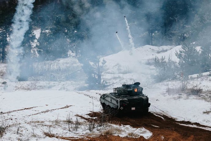 Archivo - Un blindado ASCOD (Pizarro en España) en maniobras
