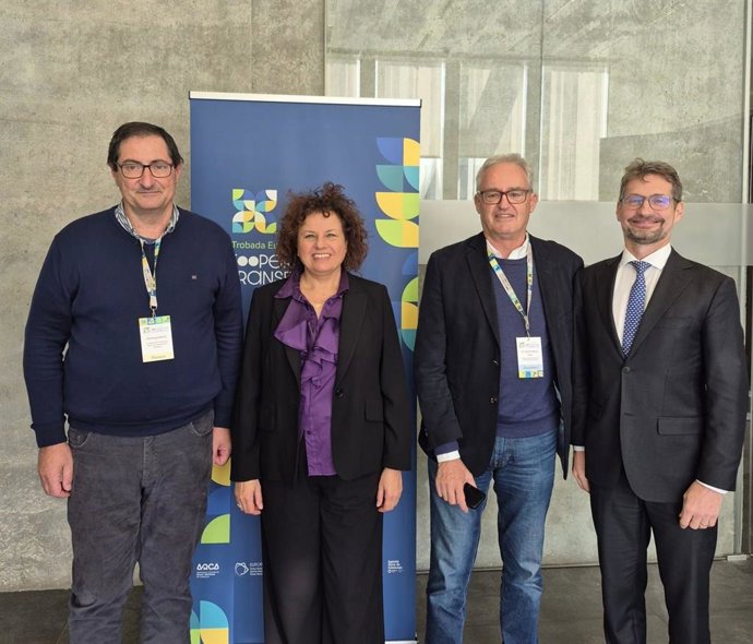 Los directores generales de Relaciones Institucionales y con el Parlamento, Xisca Ramis, y de Pesca, Antoni Maria Grau, en el encuentro 'Cooperar para transformar' celebrado este viernes en Barcelona.