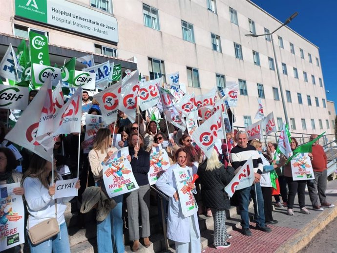 Técnicos de Enfermería del SAS se movilizan ante centros sanitarios para exigir el reconocimiento de sus funciones      .