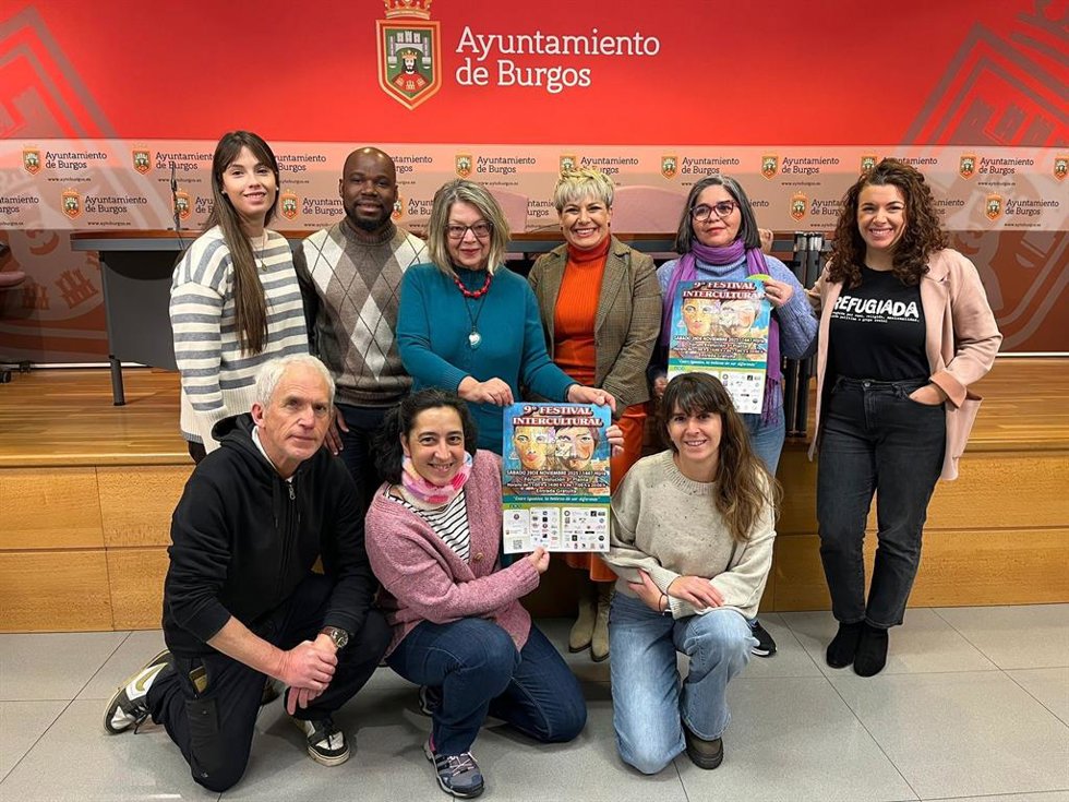 Miembros de la organización de evento intercultural de Burgos en la presentación del IX Festival Intercultural.