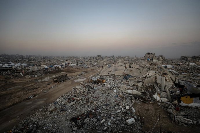27 de novembro de 2025, Cidade de Gaza, Faixa de Gaza, Território Palestino: Uma visão geral da extensa destruição no bairro de Zeitoun, a sudeste da Cidade de Gaza, em 27 de novembro de 2025. Prédios e estradas foram reduzidos a escombros após as bombas 