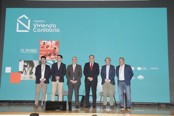 El consejero de Vivienda, Roberto Media, clausura el 'Congreso Vivienda Cantabria 2025'