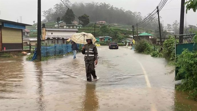 Imatge d'arxiu d'una carretera inundada a Sri Lanka.