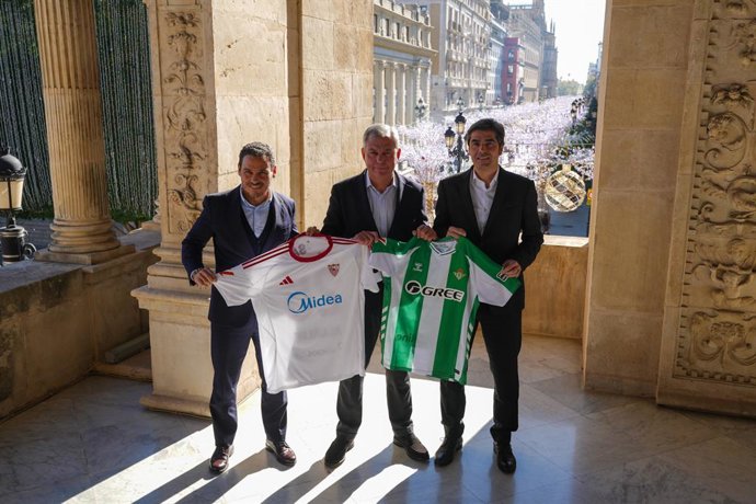 El alcalde de Sevilla, José Luis Sanz, en el Ayuntamiento, junto a los presidentes del Sevilla Fútbol Club, José María del Nido Carrasco y del Real Betis Balompié, Ángel Haro.