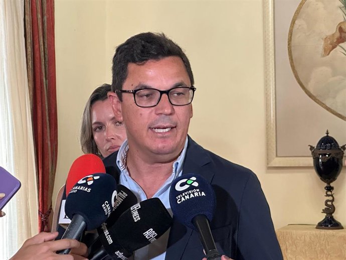 Archivo - El consejero de Obras Públicas, Transportes y Vivienda del Gobierno de Canarias, Pablo Rodríguez, atiende a los medios de comunicación