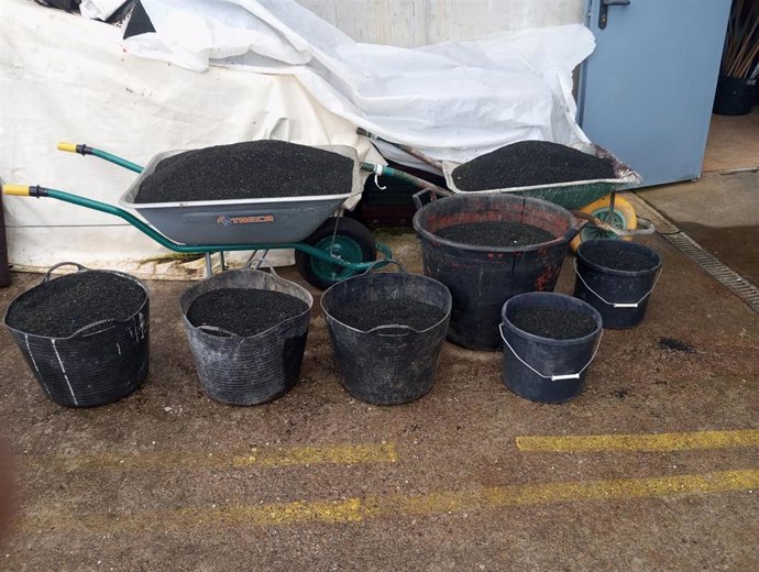 Archivo - Recogida de vertido de caucho en el Jardín Botánico Atlántico. (Archivo)