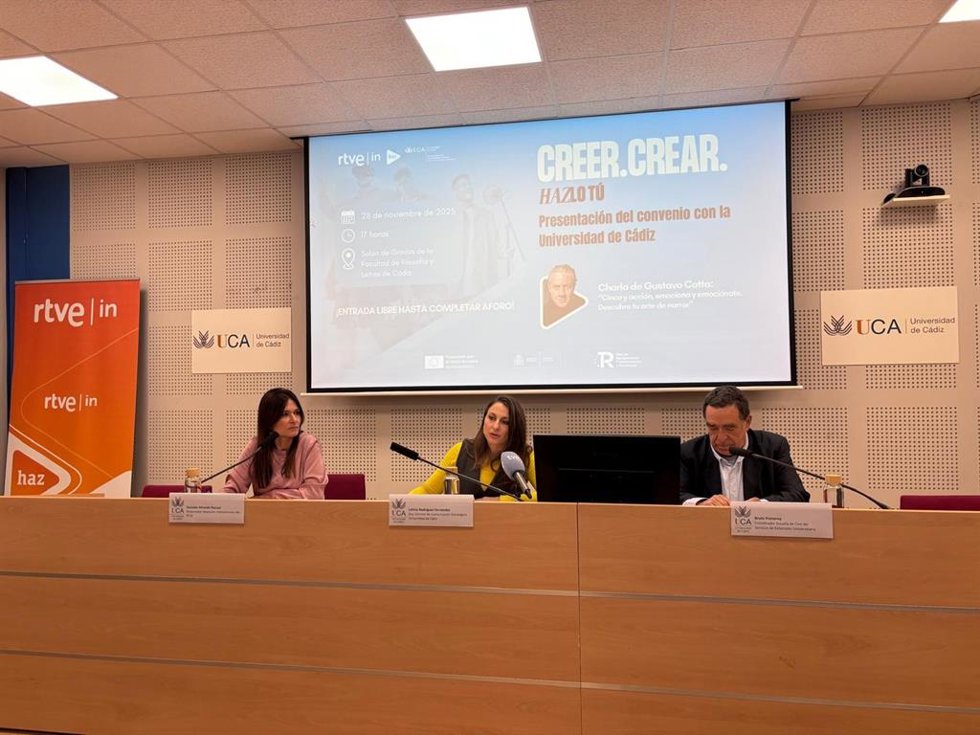 Sonsoles Miranda, responsable de Relaciones Institucionales del Proyecto HAZ; Leticia Rodríguez, directora general de Comunicación Estratégica de la UCA; y Bruto Pomeroy, coordinador técnico de la Escuela de Cine de la Universidad de Cádiz