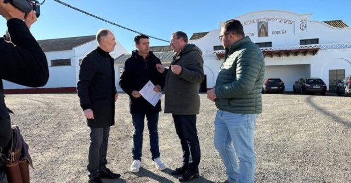 El senador por el PSOE onubense Amaro Huelva en VIllalba del Alcor.