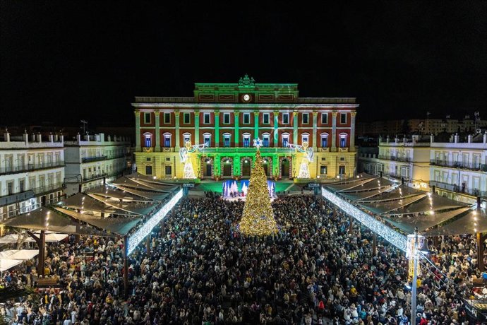 Archivo - Alumbrado de Navidad en el municipio gaditano de San Fernando en una imagen de archivo.