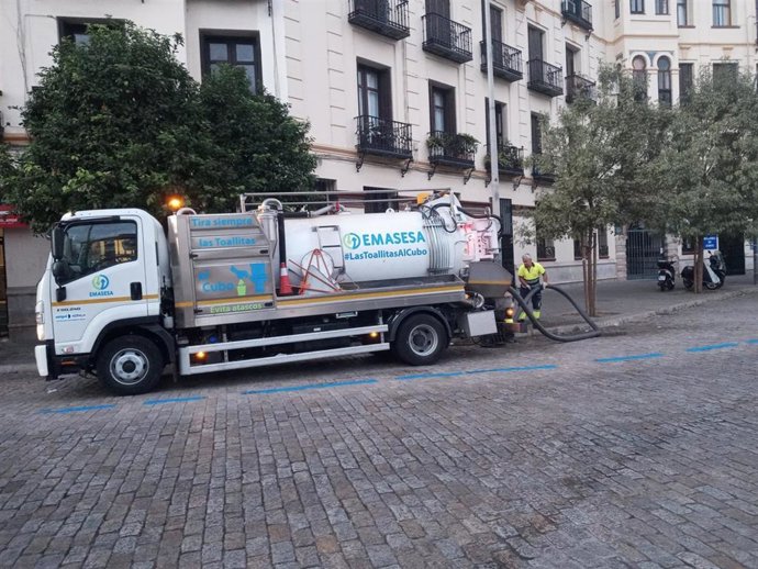 Un operario de Emasesa junto a un vehículo de empresa como foto de recurso.