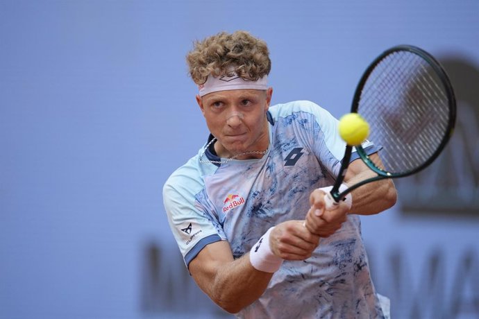 Archivo - Martin Landaluce of Spain in action against Cameron Norrie of Great Britain during the Mutua Madrid Open 2025, ATP Masters 1000 and WTA 1000 tennis tournament, celebrated at Caja Magica on April 24, 2025 in Madrid, Spain.