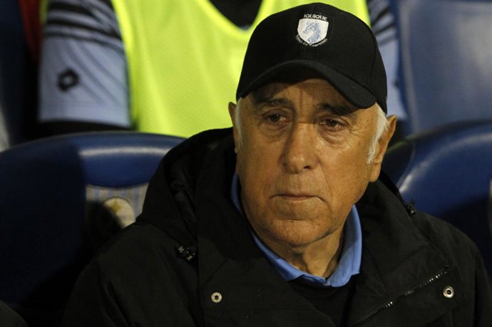 Archivo - Futbol, Huachipato v Deportes Iquique Segunda fecha, Campeonato de Apertura 2015-2016 El entrenador de Deportes Iquique Nelson Acosta mira a sus jugadores durante el partido contra Deportes Iquique por el partido de primera division en el estadi