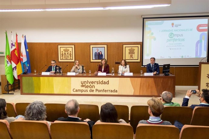 La rectora de la ULE, Nuria González, en las I Jornadas Nacionales de Campus Periféricos celebradas en el Campus de Ponferrada (León).