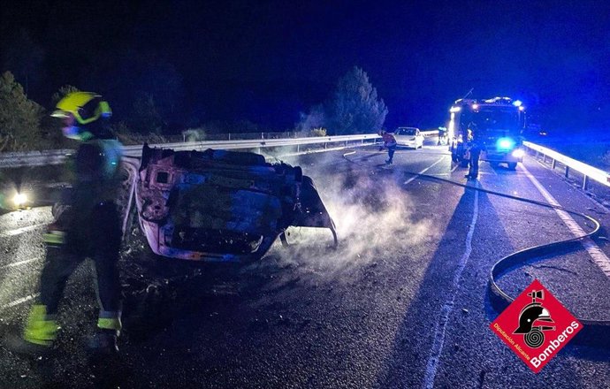 Un accident múltiple en la CV-80 a Biar deixa un cotxe incendiat