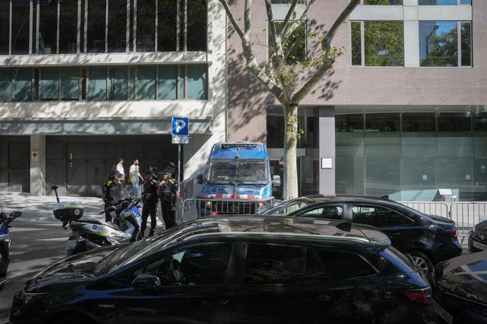 Archivo - Varios VTC durante una concentración convocada por el Sindicato Libre de Transporte (STL) y Unauto VTC ante la Consellería de Territorio de la Generalitat, a 23 de septiembre de 2025, en Barcelona, Catalunya (España). 