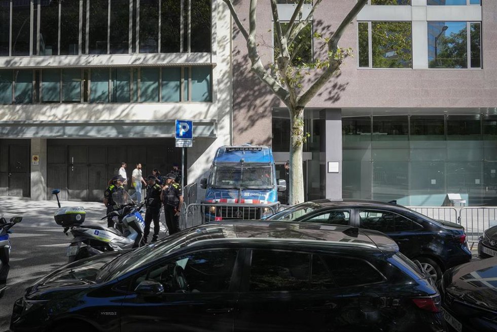 Archivo - Varios VTC durante una concentración convocada por el Sindicato Libre de Transporte (STL) y Unauto VTC ante la Consellería de Territorio de la Generalitat, a 23 de septiembre de 2025, en Barcelona, Catalunya (España). 