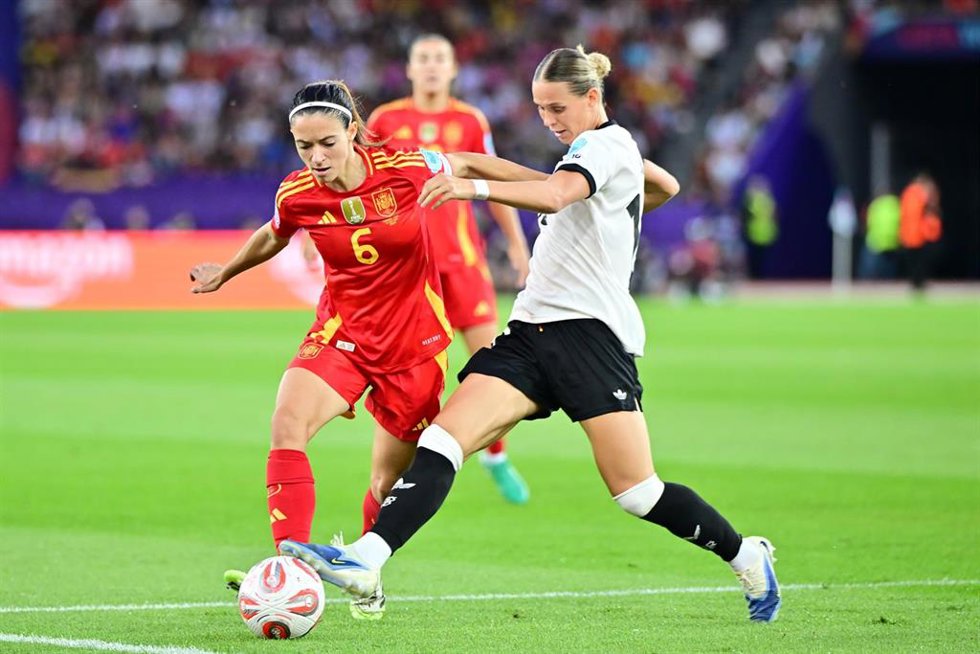 Archivo - Aitana Bonmatí y Clara Bühl durante el España-Alemania de las semifinales de la Eurocopa de Suiza de 2025