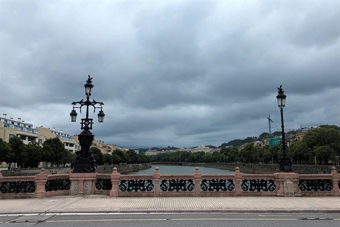 Archivo - Nubes en San Sebastián