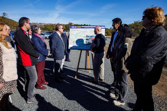 El presidente de Castilla-La Mancha, Emiliano García-Page, inaugura la mejora del camino de Ventillas, que une Fuencaliente y Solana del Pino.