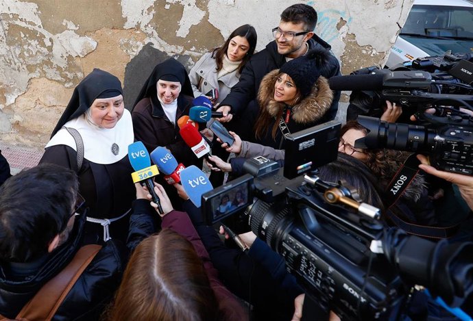 Dos exmonjas de Belorado, ofrecen declaraciones a la prensa tras llegar a los juzgados de Briviesca, a 28 de noviembre de 2025, en Belorado, Burgos, Castilla y León, (España). La detención se da por presunta apropiación indebida de bienes catalogados como