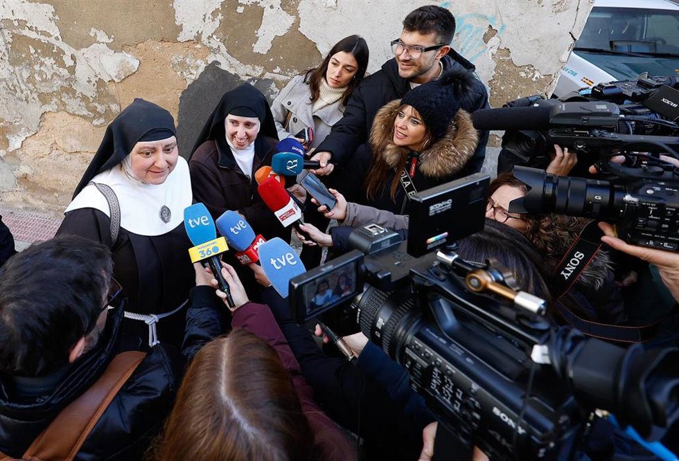 Dos exmonjas de Belorado, ofrecen declaraciones a la prensa tras llegar a los juzgados de Briviesca, a 28 de noviembre de 2025, en Belorado, Burgos, Castilla y León, (España). La detención se da por presunta apropiación indebida de bienes catalogados co