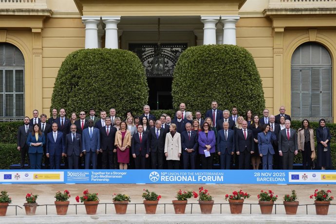 El ministro de Asuntos Exteriores, Unión Europea y Cooperación, José Manuel Albares, la Alta representante para Asuntos Exteriores, Kaja Kallas, y la comisaria para el Mediterráneo, Dubravka uica, durante el Foro de la Unión por el Mediterráneo (UpM)