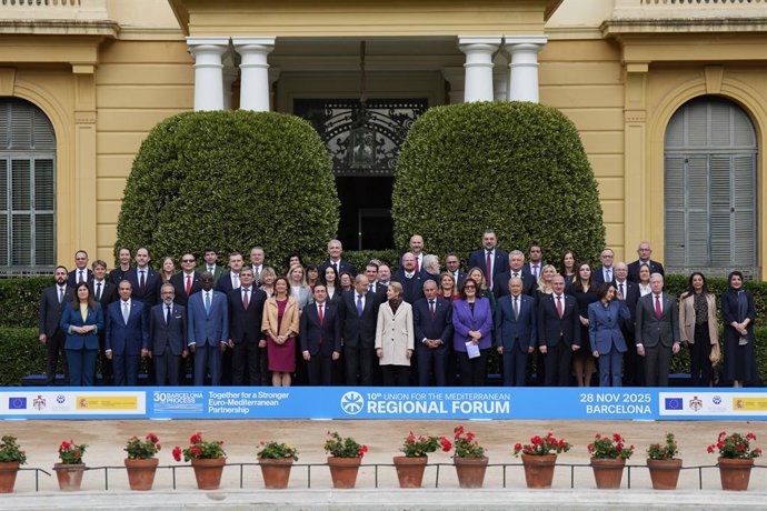 El ministro de Asuntos Exteriores, Unión Europea y Cooperación, José Manuel Albares, la Alta representante de la Unión para Asuntos Exteriores y Política de Seguridad, Kaja Kallas, y la comisaria de la CE para el Mediterráneo, Dubravka uica, durante la r