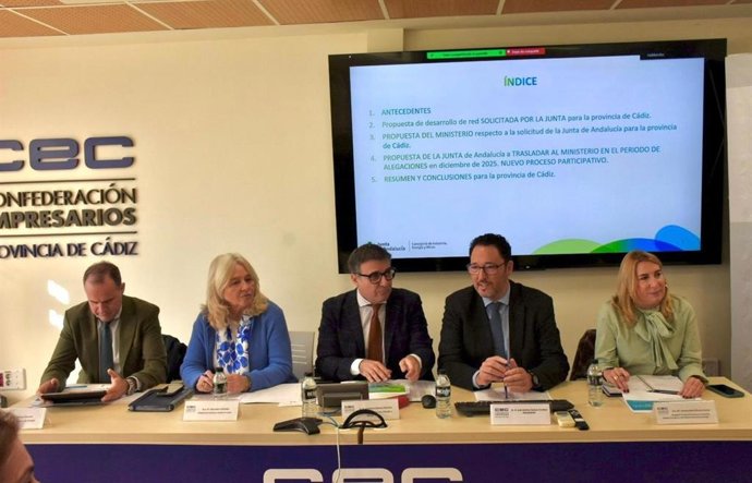 Mercedes Colombo, Cristóbal Sánchez y José Andrés Santos en la reunión sobre planificación eléctrica.