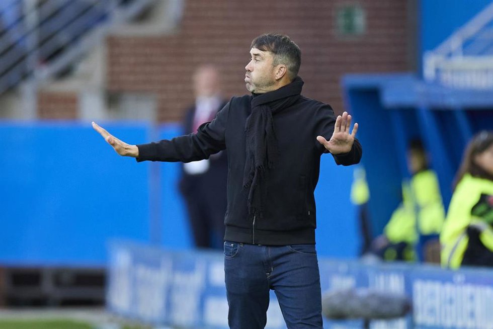 El entrenador del Deportivo Alavés, Eduardo Coudet, en un partido