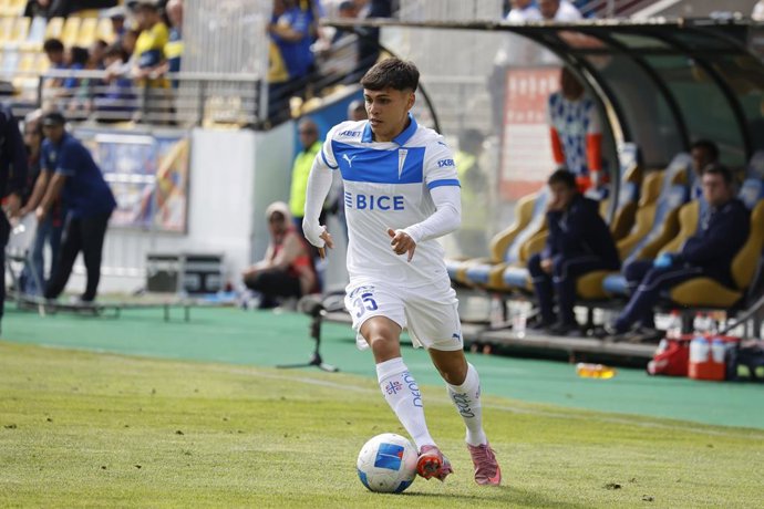 Futbol, Everton vs Universidad Catolica. Fecha 24, campeonato nacional 2025. El jugador de Universidad Catolica, Diego Corral, controla el balon durante el partido de primera division contra Everton realizado en el estadio Sausalito de Vina del Mar,
