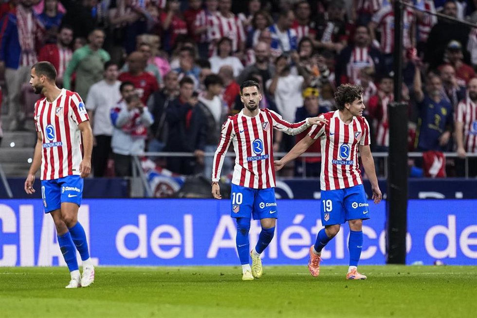 Archivo - Los jugadores del Atlético de Madrid Álex Baena y Julián Álvarez celebran un gol en Liga.