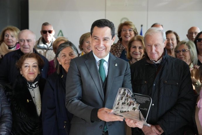 El presidente de la Junta, Juanma Moreno, saluda a los miembros de La Asociación pro tradiciones malagueñas La Coracha