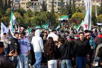 Miles de sirios salen a las calles por el aniversario de la ofensiva que derrocó a Al Assad