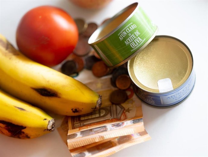 Archivo - Varios productos con dinero en efectivo