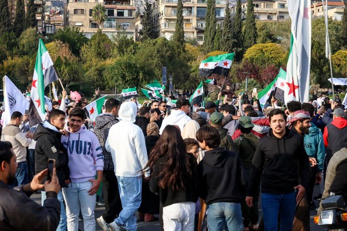 Centenars de sirians s'amunteguen en una de les places de Damasc en suport a les autoritats de transició