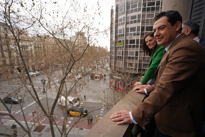 El presidente de la Junta de Andalucía, Juanma Moreno, en la sede de la oficina de la Junta en Barcelona. (Foto de archivo de marzo de 2023).