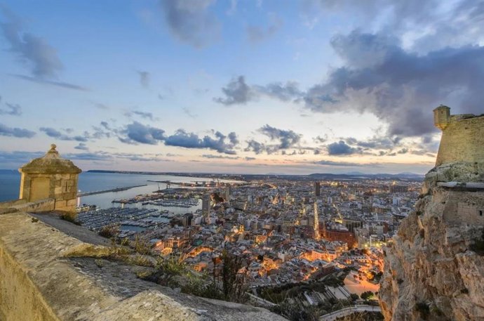 Archivo - Vista de Alicante desde el Castillo de Santa Bárbara, en una imagen de archivo