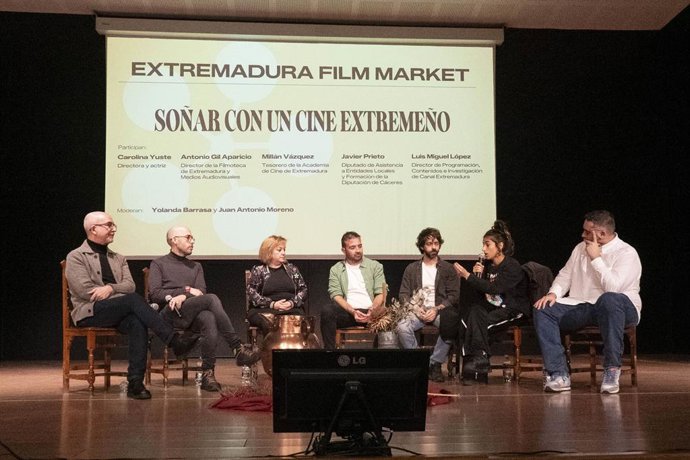 Los intérpretes extremeños Alberto Amarilla y Carolina Yuste participan en una de las mesas de Extremadura Film Market.