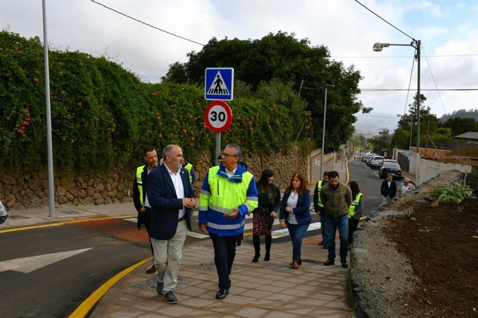 El alcalde de El Rosario, Escolástico Gil, y el consejero de Carreteras del Cabildo de Tenerife, Dámaso Arteaga, en una visita a la calle El Sol