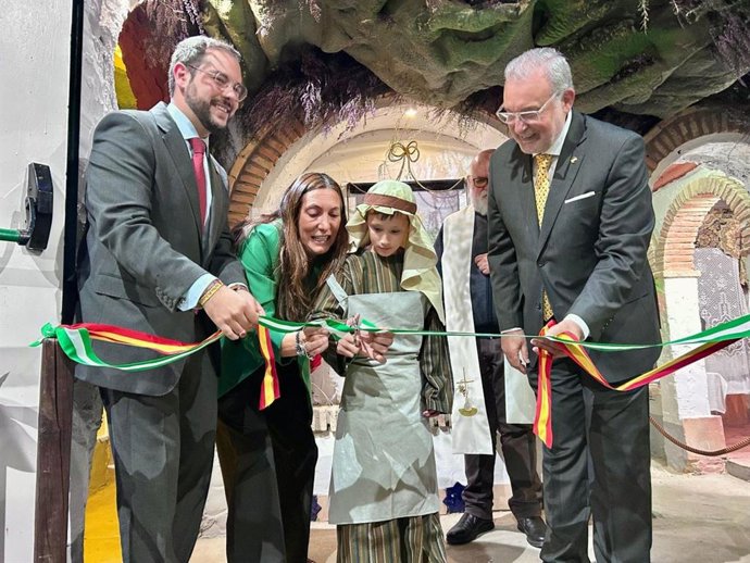 La consejera de Inclusión Social, Juventud, Familias e Igualdad, Loles López, inaugura el Belén Viviente de Beas.
