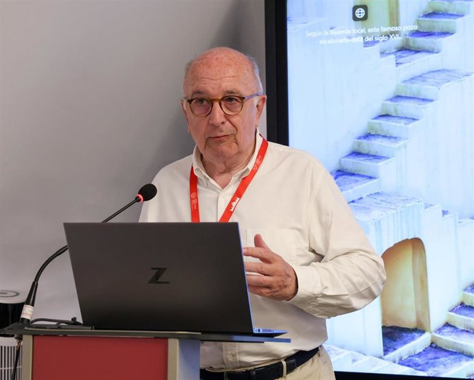 Archivo - El excomisario de Economía de la UE y exvicepresidente de la Comisión Europea, Joaquín Almunia, interviene durante el curso ‘Aportaciones de España a la Unión Europea desde la firma del Tratado de 12 Junio de 1985’, en el Cuartel de los Inválido