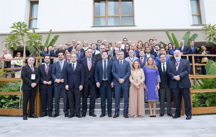 Foto de familia durante la segunda jornada del VII Foro Iberoamericano de la Mipyme, en Tenerife, con el ministro de Industria y Comercio de Paraguay, Javier Giménez de Zúñiga, en el centro.