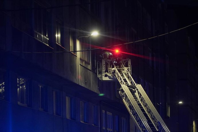 Varios servicios de emergencia trabajan en la calle San Isidoro en A Coruña donde se produjo un incendio con una víctima mortal