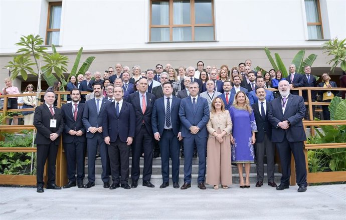 Foto de familia durante la segunda jornada del VII Foro Iberoamericano de la Mipyme, en Tenerife, con el ministro de Industria y Comercio de Paraguay, Javier Giménez de Zúñiga, en el centro.