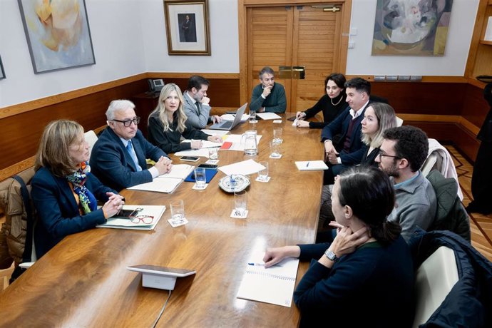 Reunión entre el Gobierno de Aragón y el sector porcino aragonés para abordar las medidas de respuesta tras los recientes casos de peste porcina africana en Cataluña.