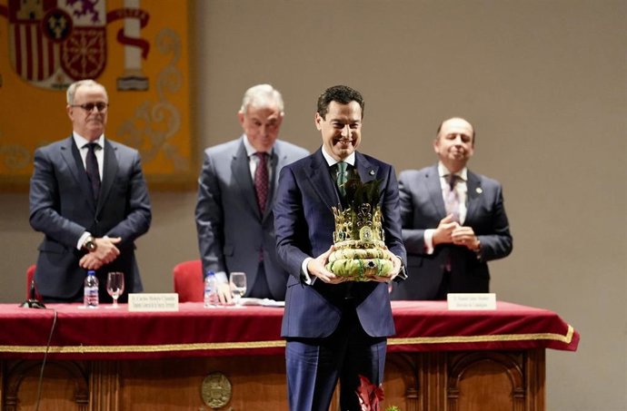 El presidente de la Junta de Andalucía, Juanma Moreno, recibe la diadema de Rey Baltasar.