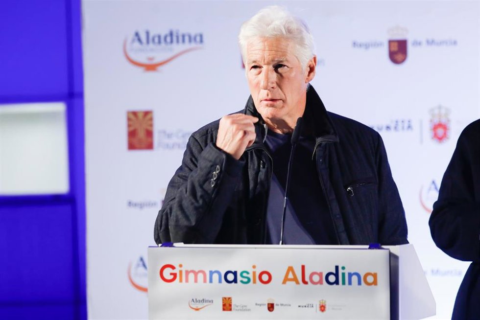 El actor Richard Gere, en el acto simbólico de colocación de la primera piedra del que será el mayor el mayor gimnasio hospitalario del país para pacientes pediátricos y adolescentes con cáncer